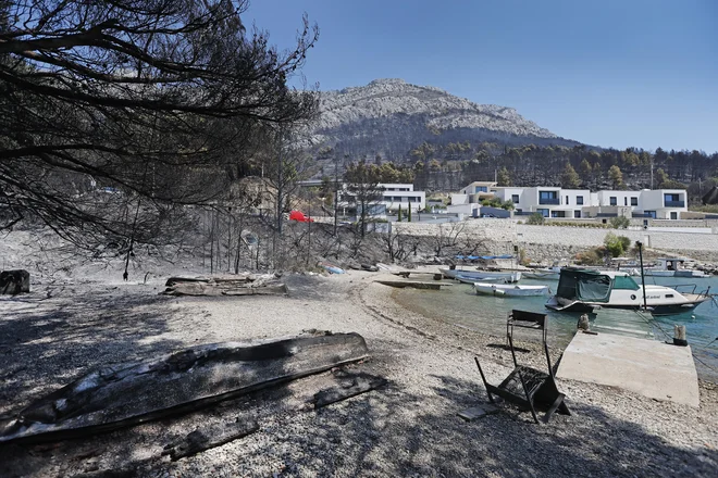 Posledice požara v Omišu na Hrvaškem. FOTO: Leon Vidic