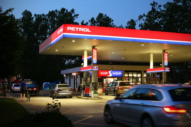 Po kratkotrajni pocenitvi se pogonska goriva znova močno dražijo. FOTO: Jure Eržen/delo