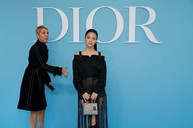 Direktorica odnosov z javnostmi pri Diorju Mathilde Favier ob južnokorejski pevki in igralki Kim Jisoo na reviji ženske kolekcije Dior za pomlad in poletje 2025 v okviru pariškega tedna mode. FOTO: Geoffroy Van Der Hasselt/AFP