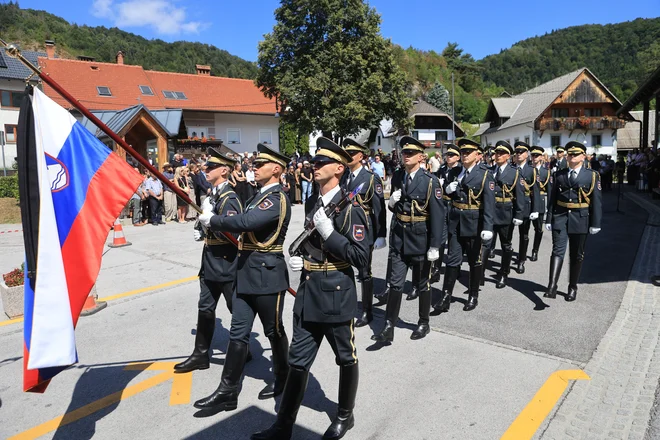 Častna straža je z žaro in slovensko zastavo vodila žalni sprevod proti pokopališču.