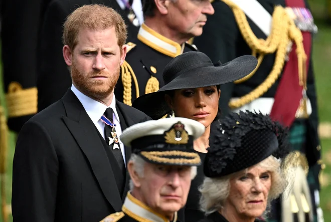 Princ Harry in Meghan v družbi kralja Karla III. in kraljice Camille na pogrebu kraljice Elizabete II. septembra 2022 v Londonu. FOTO: Toby Melville/Reuters