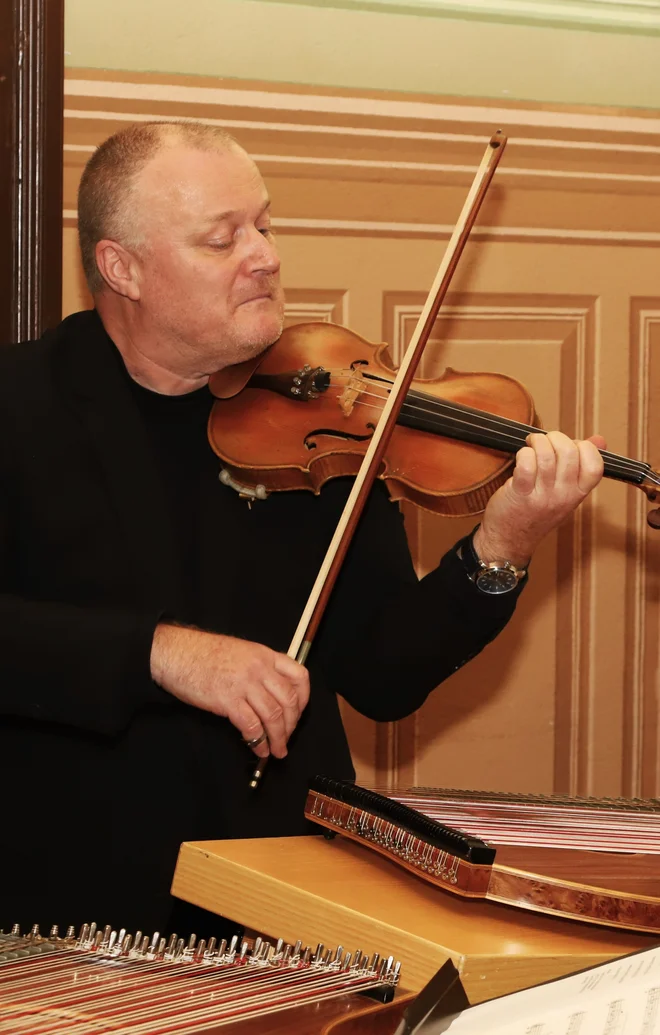 Peter Napret je glasbeni pedagog, ki igra tudi violino.