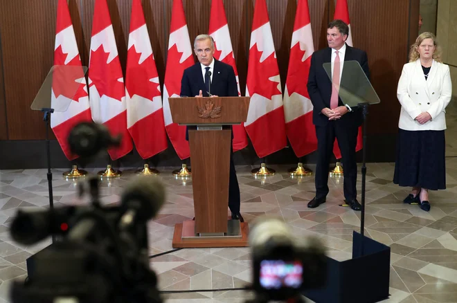 Carney je vztrajal, da kanadska vlada ne bo dovolila »nobeni državi, da odloča o naši prihodnosti. Sami bomo začrtali svojo pot in še naprej gradili močno Kanado za vse«. FOTO: Dave Chan/Afp