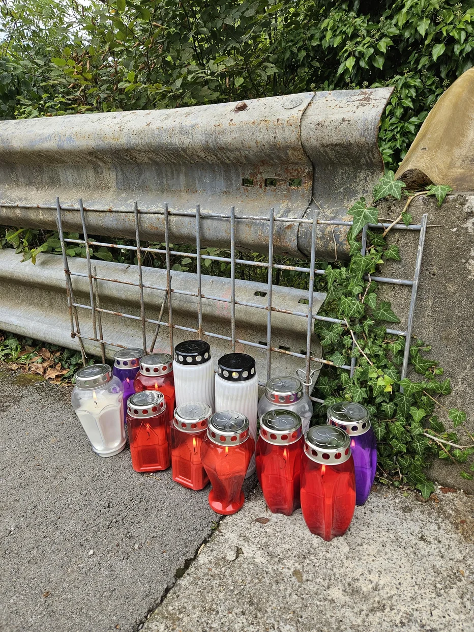 Na kraju tragedije se zbirajo domačini in prijatelji ter prižigajo svečke. FOTO: Tina Horvat