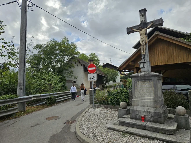 Šestindvajsetletnik in njegovo dvajsetletno dekle sta v sobotni noči za kratek čas sedla na jekleno odbojno ograjo ob cesti, nato pa omahnila v globino. FOTO: Tina Horvat