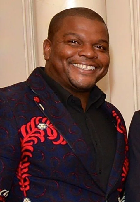 Kehinde Wiley, umetnik, ki je s svojimi deli nekoč predstavljal ameriško kulturo, zdaj pa je njegova umetnost za Trumpovo administracijo postala nezaželena. FOTO: Wikimedia Commons/USDS/javna domena