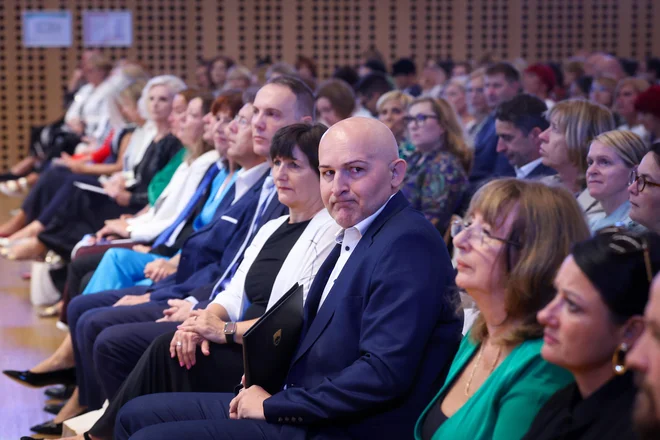 Minister Borut Rončević je prejšnji teden dejal, da si želijo s tem darilom »mladim ob pomembni življenjski prelomnici predati jasno sporočilo: znanje, svoboda, odgovornost in pripadnost skupnosti so temelji, na katerih gradimo našo prihodnost«. FOTO: Matej Družnik