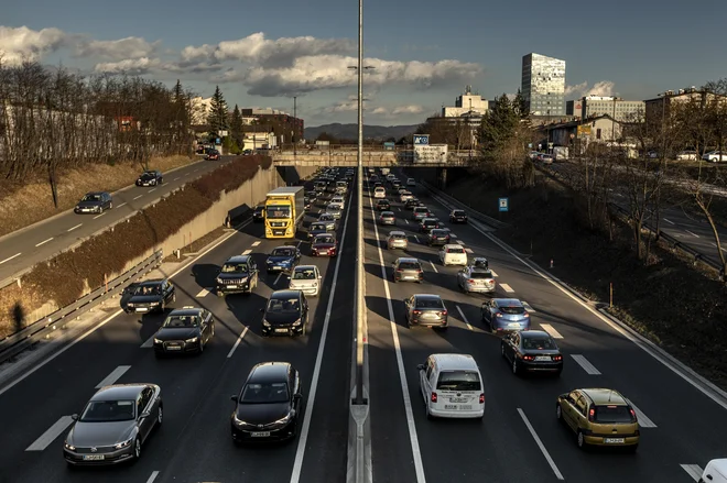 Strmo narašča število izdanih plačilnih nalogov in obvestil o prekršku, poslanih v tujino. FOTO: Voranc Vogel