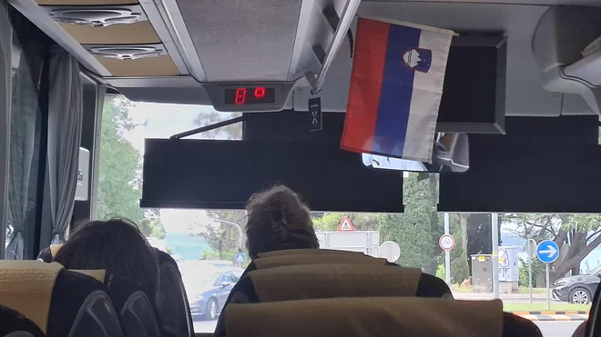 Zastava v kabini avtobusa FOTO: Bralec Tomaž