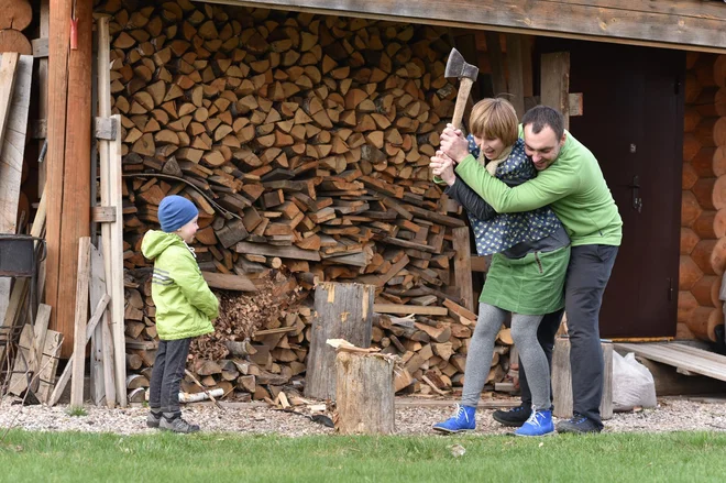 Pri ogrevanju z drvi je položaj nekoliko bolj stabilen. FOTO: Getty Images/iStockphoto