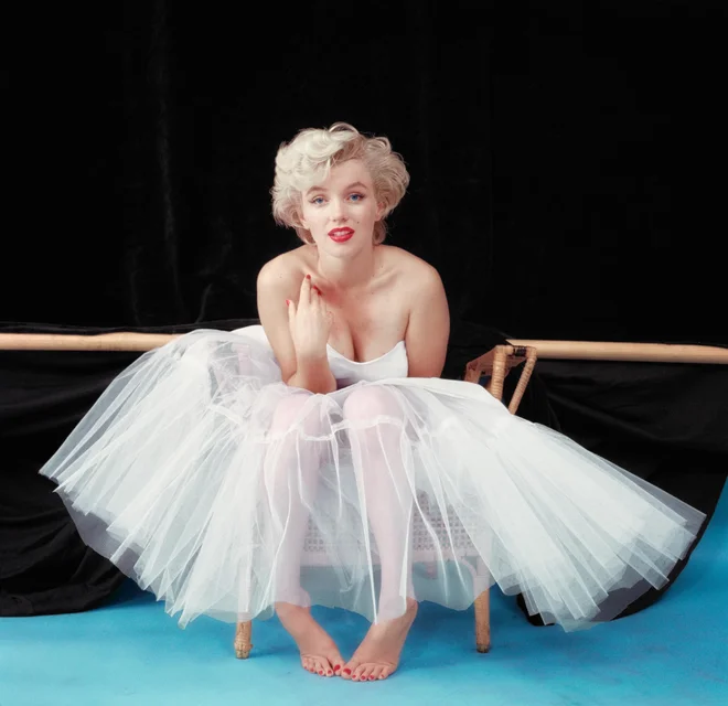 Ikonična fotografija Marilyn Monroe (Sitting Ballerina) pred objektivom fotografa in njenega dolgoletnega prijatelja Miltona H. Greena. FOTO: Milton H. Greene/Nacionalna portretna galerija, London