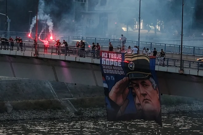 V Srbiji ga še vedno častijo. V Novem Sadu so se na dan njegove smrti tako spomnili nanj. FOTO: Stefan Stojanovic/Reuters