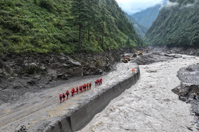 Hudournik je stekel po rečni dolini, ob tem pa se je nabralo tudi dovolj vode, da se je spremenil v uničujočo silo, ki je za seboj v Nepalu in delih Kitajske pustila grozljivo razdejanje. FOTO: Cnsphoto Via Reuters