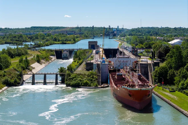 Posnetek z dronom prikazuje tanker za prevoz nafte in kemikalij Octonaut med plovbo skozi zapornico št. 3 Wellandskega prekopa, ki v celoti znotraj kanadske province Ontario povezuje Ontarijsko in Erijsko jezero. FOTO: Carlos Osorio/Reuters
