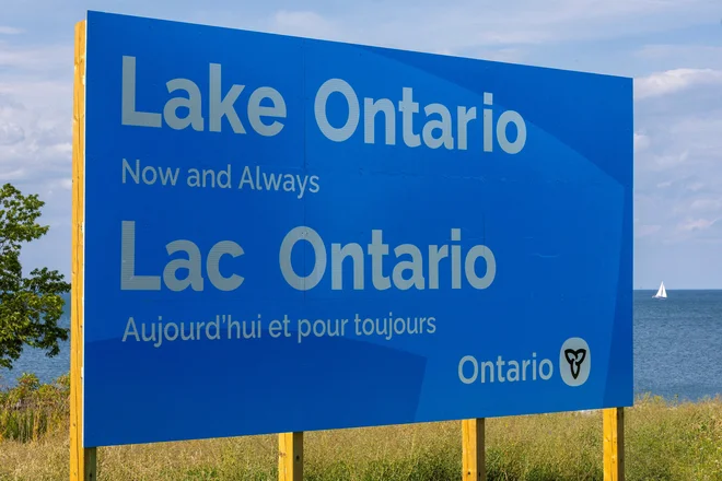 Napis »Jezero Ontario, zdaj in za vedno«, ki ga je premier Ontaria Doug Ford razkril v naravnem parku Fifty Point. FOTO: Carlos Osorio/Reuters