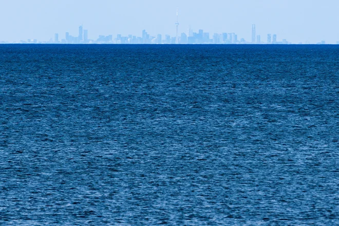 Pogled na panoramo Toronta iz naravnega parka Fifty Point. FOTO: Carlos Osorio/Reuters