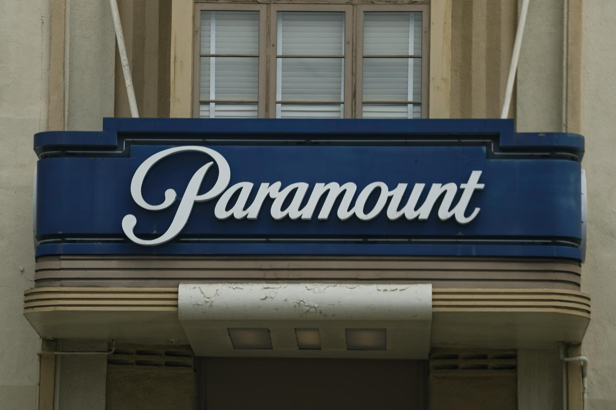 Studiu Paramount po pogodbi grozi, da bodo morali za vsak dan po 30. septembru, če prodaja do takrat ne bo končana, Warnerju plačati globo v višini sedmih milijonov dolarjev, t. i. Studiu Paramount po pogodbi grozi, da bodo morali za vsak dan po 30. septembru, če prodaja do takrat ne bo končana, Warnerju plačati globo v višini sedmih milijonov dolarjev, t. i.