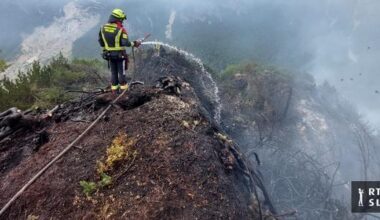 Gasilci nadaljujejo gašenje požara. Obiskovalci: izogibajte se severnega dela Bohinjskega jezera.