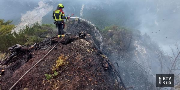 Gasilci nadaljujejo gašenje požara. Obiskovalci: izogibajte se severnega dela Bohinjskega jezera.