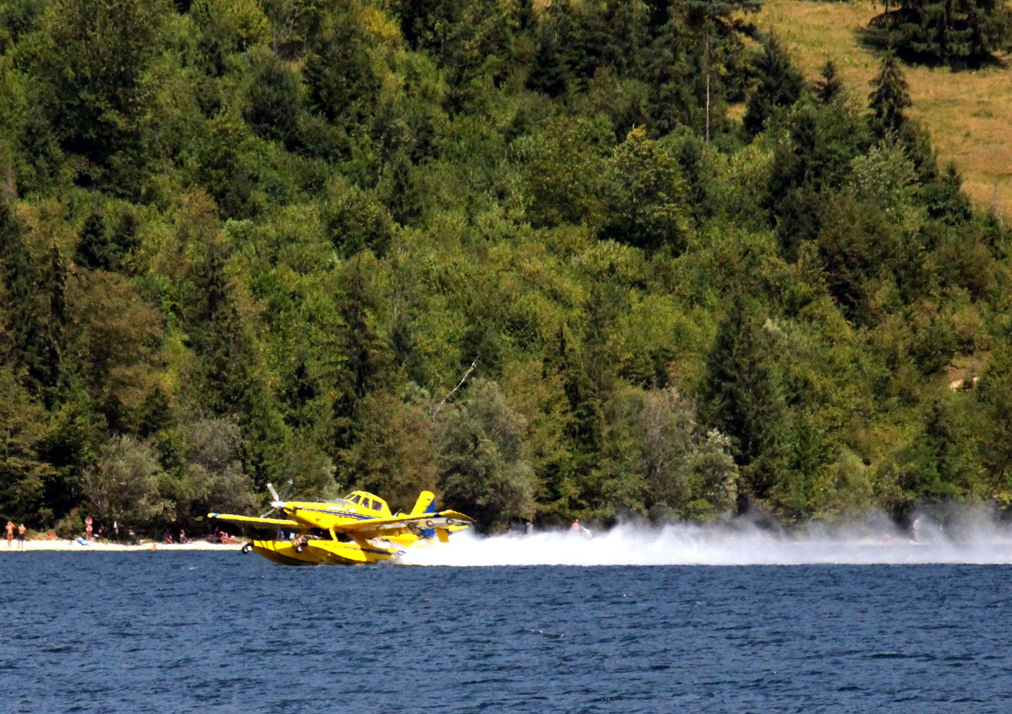 Letali air tractor in helikopter so odvrgli že več kot 260.000 litrov vode. Foto: BoBo Letali air tractor in helikopter so odvrgli že več kot 260.000 litrov vode. Foto: BoBo