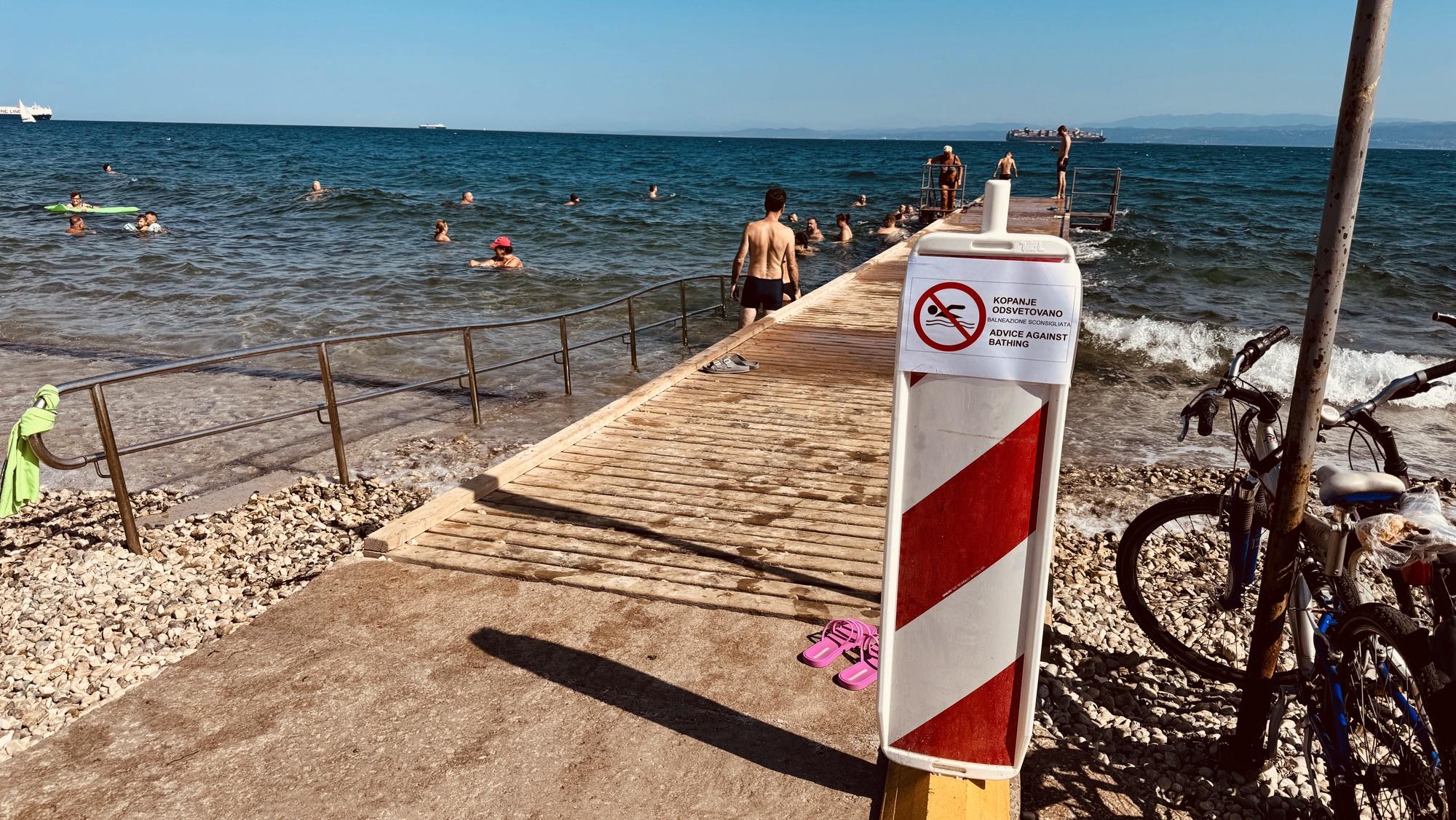Pristojni kopanje na dveh mestih odsvetujejo, a vsi kopalci tega ne upoštevajo. Foto: Radio Koper/Mateja Brežan Pristojni kopanje na dveh mestih odsvetujejo, a vsi kopalci tega ne upoštevajo. Foto: Radio Koper/Mateja Brežan