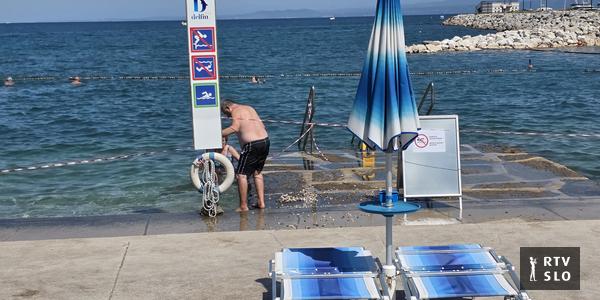 Kopanje pri Svetilniku ni več odsvetovano, na kopališču Delfin bo ukrep verjetno odpravljen v petek