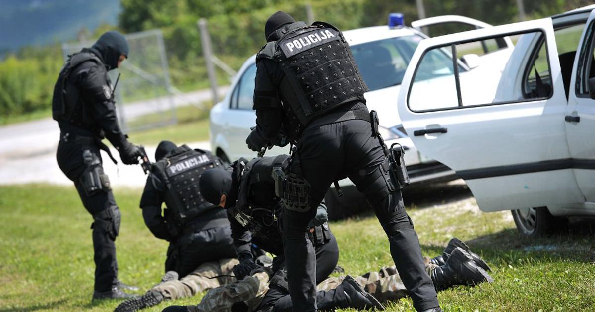 Kamnik: Moški ugrabil sina, več ur grozil, posredovati so morali specialci