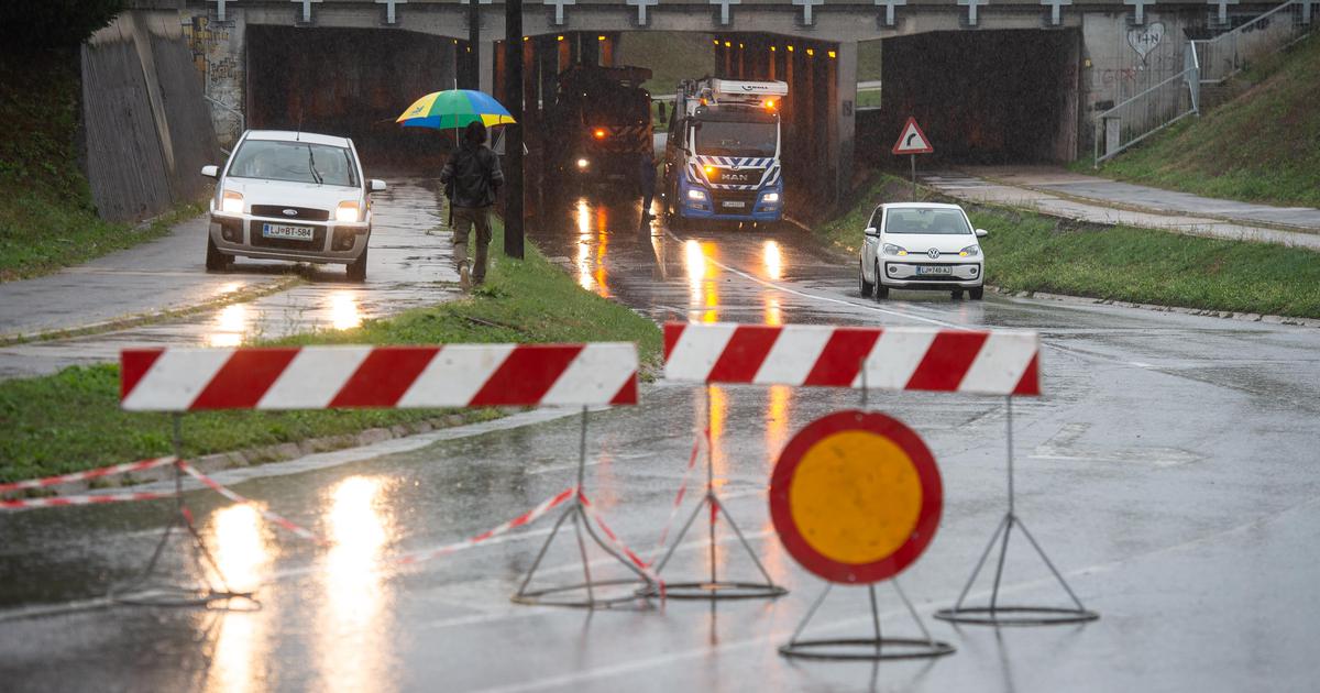 Neurje povzročilo kopico težav: Zaliti podvozi, podrta drevesa in požar