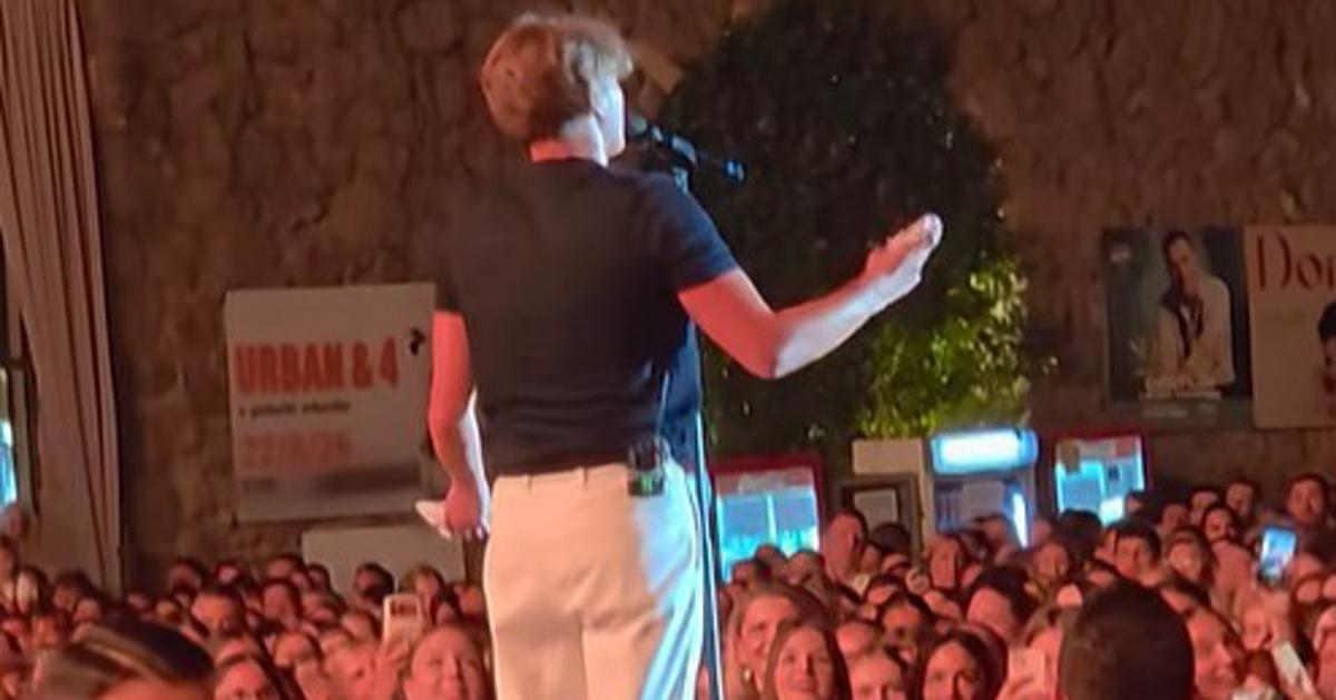 Jakov Jozinović zaradi nevarnosti prekinil koncert v kraju, kjer dopustuje tudi veliko Slovencev
