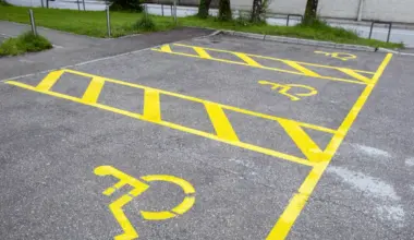 Objestnež želel parkirati na mestu za invalide in skoraj ubil 70-letnika