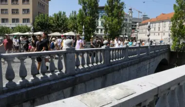 (FOTO) S Tromostovja izginila še ena kamnita krogla