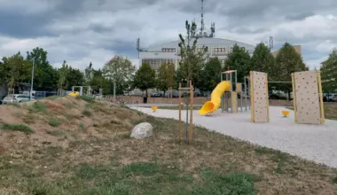Občanka opozarja: Novo otroško igrišče v vročini sameva, ker nima sence