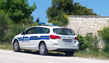Posnetek z Ugljana razburil javnost: iz policijskega vozila odvrgli goreč cigaretni ogorek