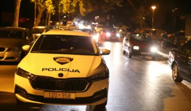 Seks v službenem avtu? Mož našel posnetke, policist v disciplinskem postopku