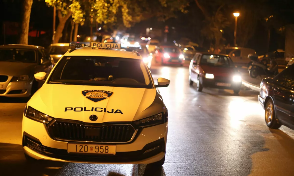 Seks v službenem avtu? Mož našel posnetke, policist v disciplinskem postopku