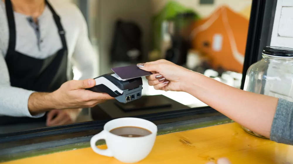 Kava je že tri evre, potem pa morate na POS-terminalu izbrati še, koliko bi plačali zraven. / Foto: Istock