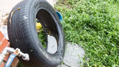 Standing water trapped in tire and containers in dirty environment breed mosquito / Foto: Thamkc