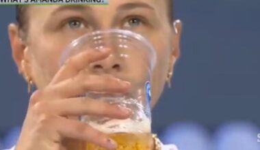 Kaj je Amanda Anisimova skrivala pod brisačo? #video