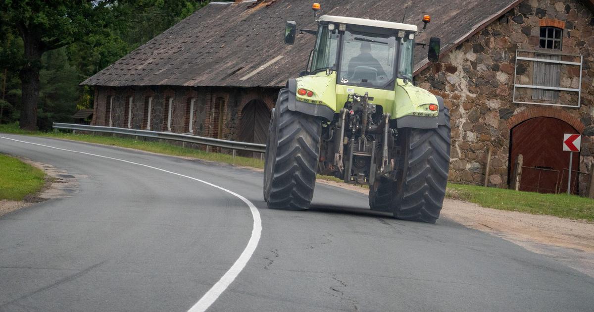 S traktorjem zapeljal na cesto in povzročil za 93 tisočakov škode