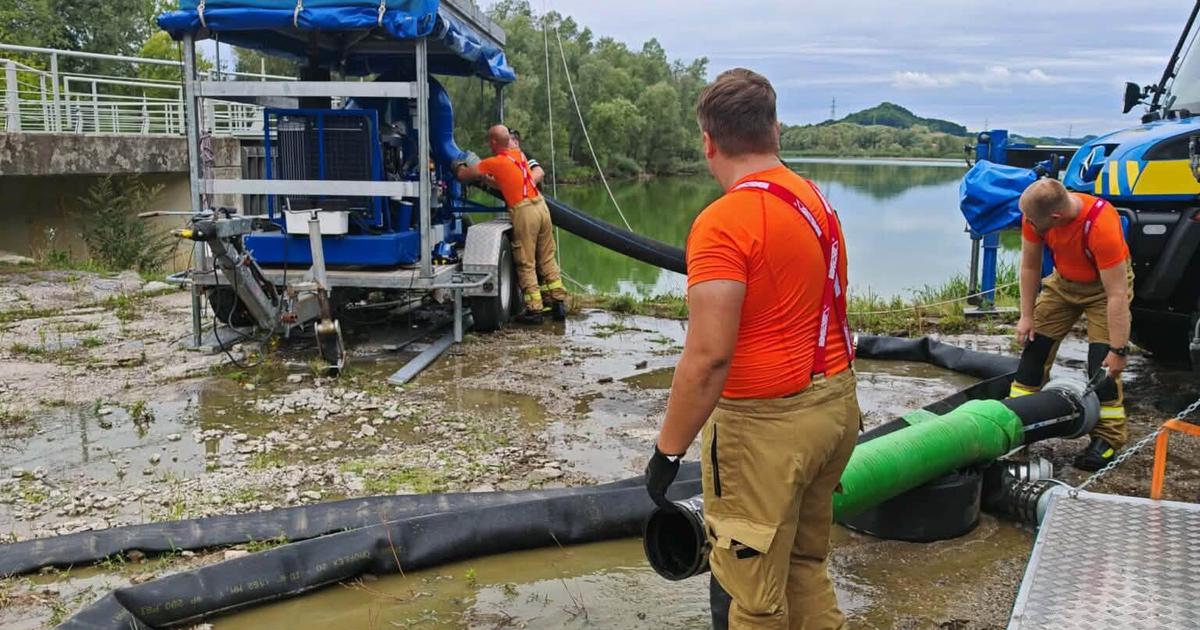 Več kot 125 gasilcev se je 25 ur brez premora borilo, da bi preprečilo okoljsko katastrofo