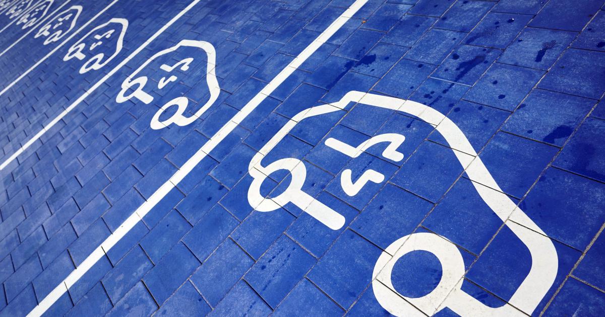 Električni avtomobili bodo plačevali davek na kilometer: Združeno kraljestvo uvaja nov sistem