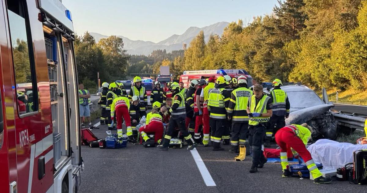 V nesreči poškodovana petčlanska družina, eden je ostal ujet v gorečem vozilu