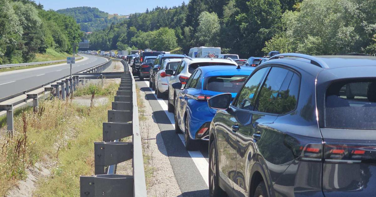 Na avtocesti številni zastoji, najdaljši dolg 5 km