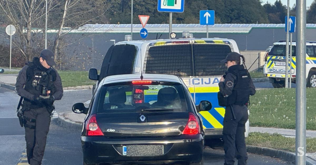 21-letnik povzročil prometno nesrečo, streljal na policista in pobegnil s policijskim vozilom