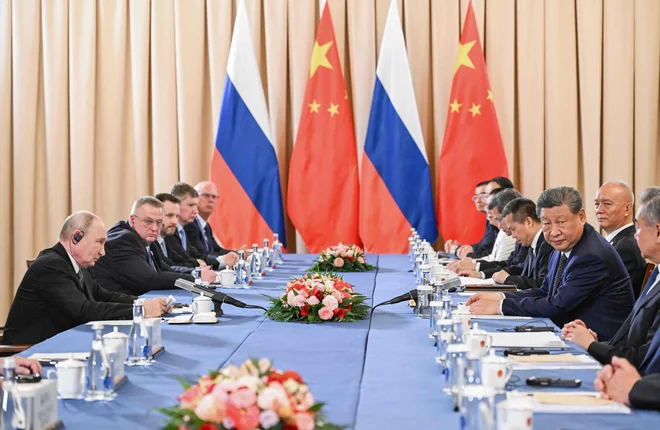Za podobo prijateljskih odnosov med Vladimirjem Putinom in Xi Jinpingom se skrivajo nasprotujoči si interesi, ki skalijo zavezništvo takoj, ko na drugi strani ni več ZDA s predsednikom Donaldom Trumpom na čelu. FOTO: Kristina Solovyova/AFP