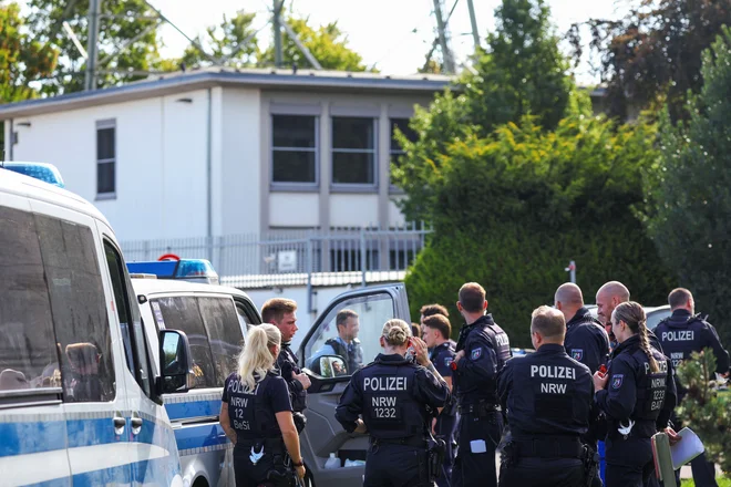Nemški policisti pregledujejo prizorišče sabotaže v podpostaji termoelektrarne v Bergheimu. FOTO: Thilo Schmuelgen Reuters