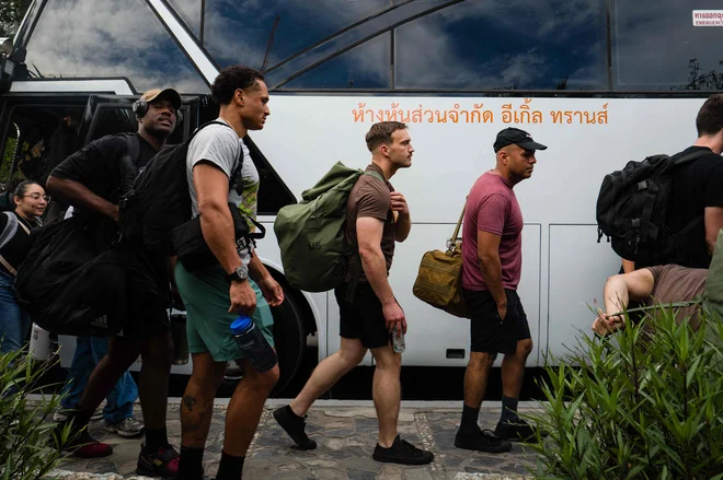Ameriški mornarji se po mesecih zahtevnih razmer odpravljajo na težko pričakovani oddih. FOTO: Anthony Wallace/AFP