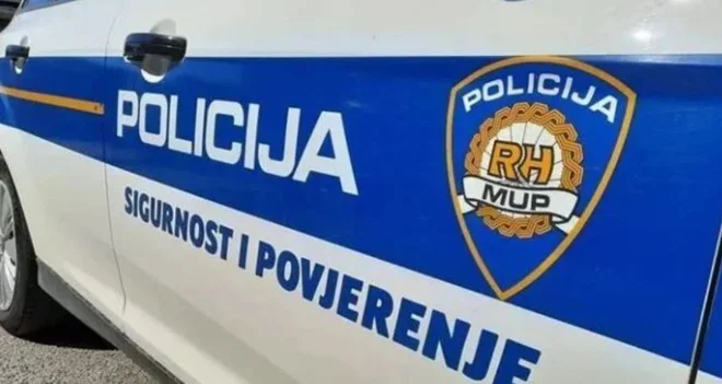 Policija je v sodelovanju s cariniki ob vstopu v Hrvaško pregledala avtomobil s slovenskimi registrskimi oznakami. FOTO: Hrvaška Policija