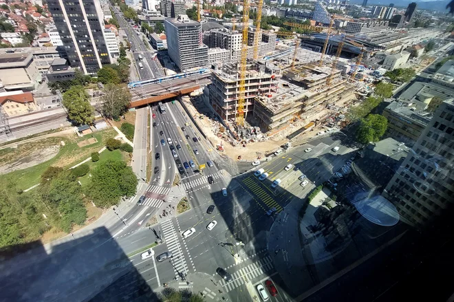 Strokovnjaki ga opisujejo kot eno najbolj prometno obremenjenih križišč v Ljubljani in Sloveniji, zdaj sta tu še gradbišče in delna zapora, koncentracija pešcev in kolesarjev je prenesena na eno stran, poleg tega je pri udeležencih v prometu prisotne še veliko distrakcije. FOTO: Blaž Samec