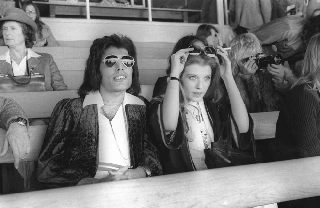 Te dni je med njegove oboževalce prišla nova knjiga Freddie Mercury: A Life In Lyrics (Freddie Mercury: Življenje v besedilih). Zanjo je zaslužna njegova nekdanja zaročenka, največja zaupnica in dedinja polovice njegovega premoženja, zdaj 75-letna Mary Austin FOTO: družbena omrežja